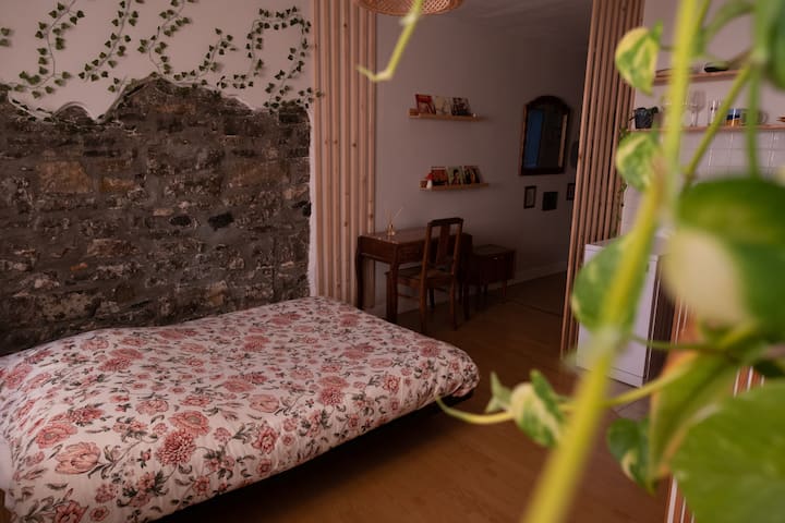 U stanu može spavati do 4 gosta jer se kauč u dnevnom boravku može pretvoriti u bračni krevet.