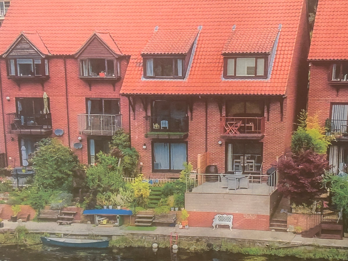 Norwich Riverfront 3 storey house w/ deck & dock