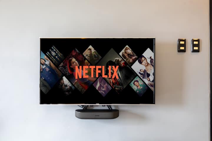 El televisor inteligente está listo para Netflix con una barra de sonido ROKU.