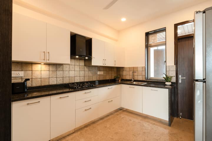 Full kitchen image 1
