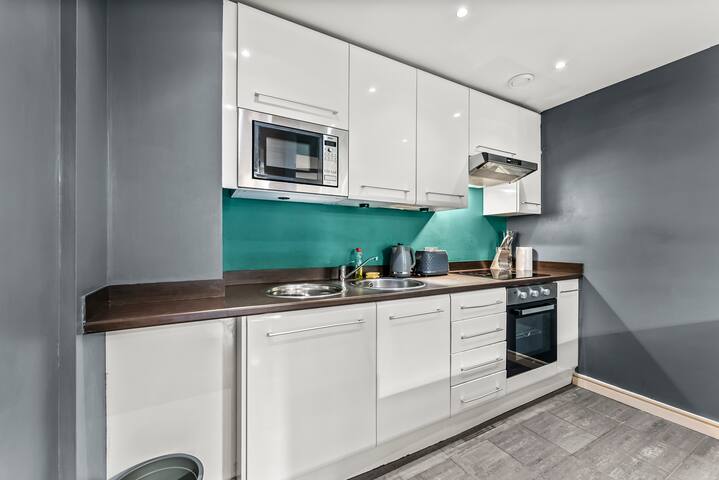 Stylish Central Manchester Abode Sleeps 8 gallery image 2
