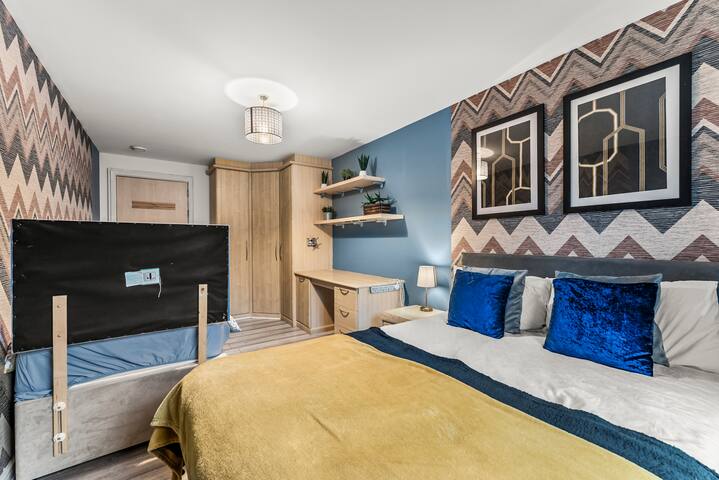 Stylish Central Manchester Abode Sleeps 8 gallery image 5