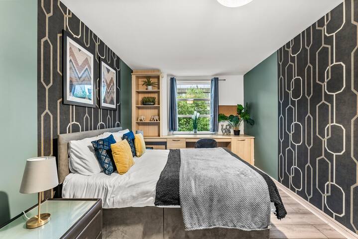 Stylish Central Manchester Abode Sleeps 8 gallery image 4