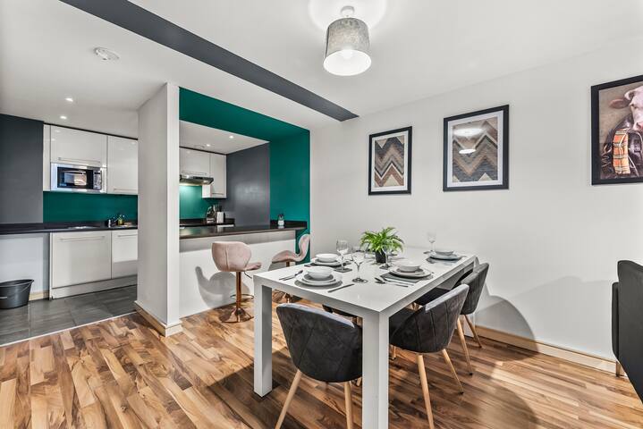 Stylish Central Manchester Abode Sleeps 8 gallery image 3