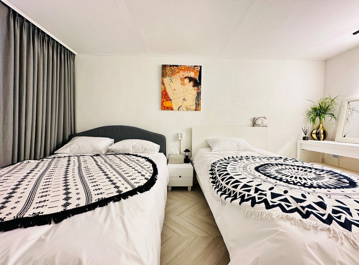 This is the bedroom in the mono space. High-end curtains and bedding to remember wrinkle shapes are prepared in the class of the finest hotel products. There is a queen bed or super single, a dressing table, and a hanger to the right of the dressing table where you can hang clothes. If there are two bookers, the bedding is prepared on the queen bed, and if there are three people, the single bed is also prepared. If you two want to use a different bed, please understand that 10,000 won will be added to the bedding setting fee.  Regardless of the number of nights, you will only pay once for the full schedule.