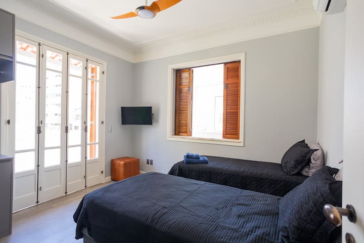 Toutes les chambres ont la climatisation, les téléviseurs intelligents, les placards, les ventilateurs du plafond, les nouveaux draps de luxe, les prises électriques brésiliennes et américaines et les USB.  (Chambre 3). 