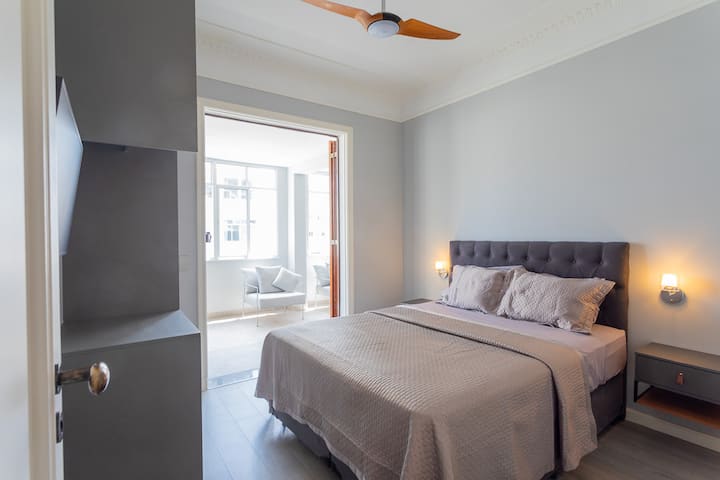 Toutes les chambres ont la climatisation, les téléviseurs intelligents, les placards, les ventilateurs du plafond, les nouveaux draps de luxe, les prises électriques brésiliennes et américaines et les USB.  (Chambre 5).