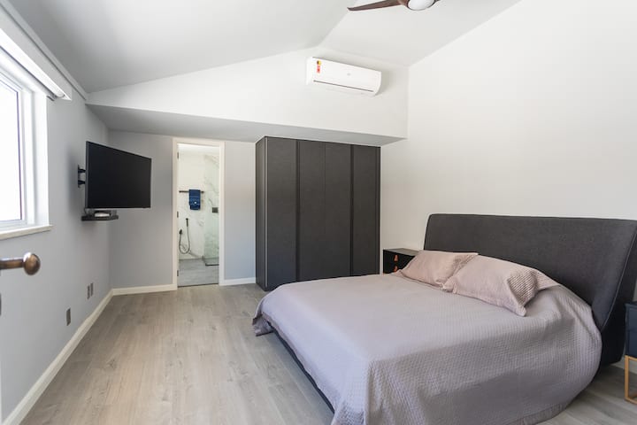 Belle chambre queen size au deuxième étage avec salle de bain super moderne.  La pièce s'assombrit dans cette pièce parce qu'elle est ensoleillée !  (Chambre 6).