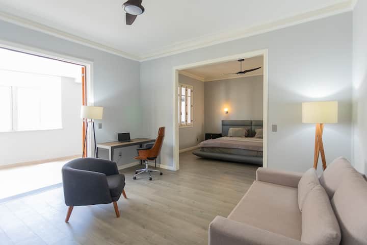 Chambre principale, avec grand salon et canapé-lit.  Les portes vitrées mènent à une terrasse couverte.  Ventilateurs de plafond et climatisation dans toutes les chambres.  (Chambre 1, avec canapé-lit pleine grandeur).