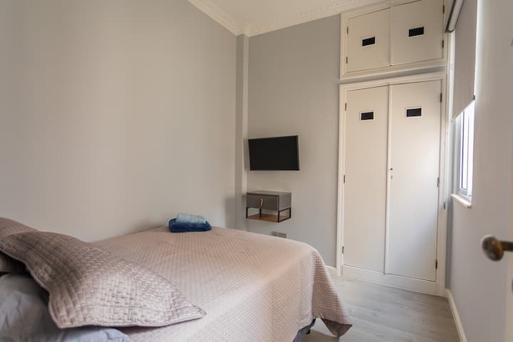 Toutes les chambres ont la climatisation, des télévisions intelligentes, des placards, des ventilateurs de plafond, de nouveaux draps de luxe, des prises électriques brésiliennes et américaines et des USB.   (Chambre 4). 