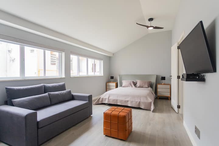 Deuxième grande chambre au deuxième étage.  Cette chambre dispose d'un canapé-lit plein.  Les stores obscurcissants de la pièce dans cette chambre aussi !  (Chambre 7, et canapé-lit complet).