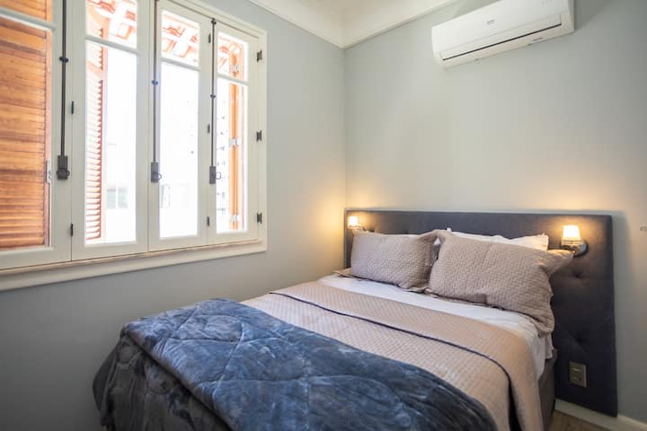 Toutes les chambres ont la climatisation, des téléviseurs intelligents, des placards, des ventilateurs du plafond, de nouveaux draps de luxe, des prises électriques brésiliennes et américaines et des clés USB.  (Chambre 2).