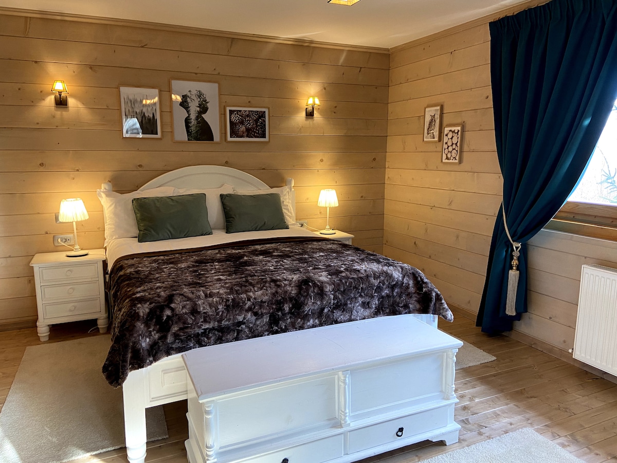 Dhomë gjumi në katin e dytë (Lindje). Rinovuar rishtazi.