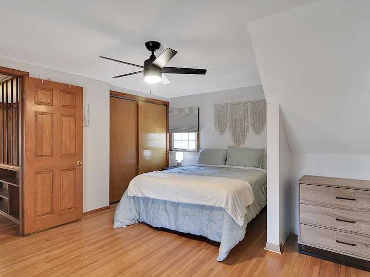 Dormitorio principal - cama tamaño queen con capacidad para 2 personas
