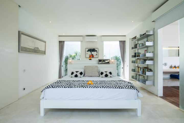 chambre king size dans la chambre principale villa maz canggu