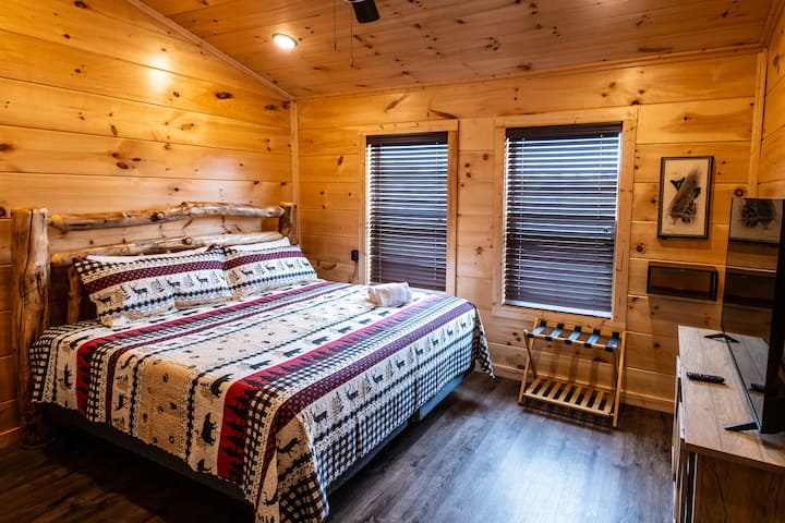 Spálňa 3 má posteľ King Aspen a HDTV. Vlastná kúpeľňa je pripojená (jack-and-jill so spálňou 2).