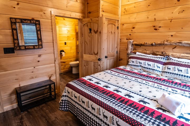 Spálňa 3 má posteľ King Aspen a HDTV. Vlastná kúpeľňa je pripojená (jack-and-jill so spálňou 2).