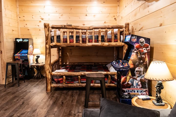 Den má tiež masívnu manželskú posteľ nad drevenou poschodovou posteľou Queen Aspen.