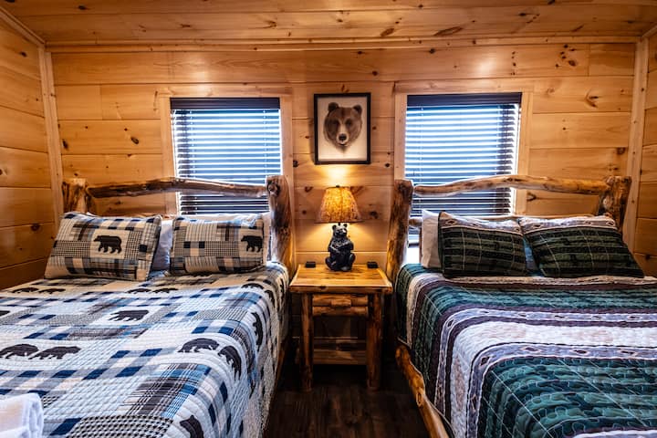 Spálňa 4 má dve postele Queen Aspen a HDTV. Má spoločnú kúpeľňu na chodbe so spálňou 5.