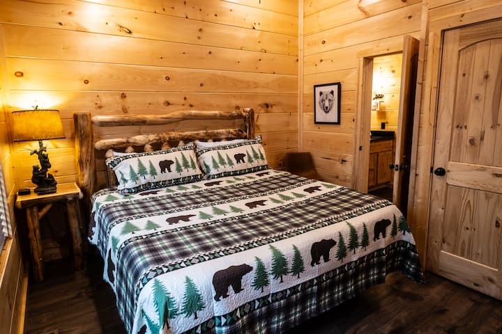 Spálňa 2 má manželskú posteľ King a HDTV. Táto izba je pripojená k kúpeľni Jack-and-Jill so spálňou 3.