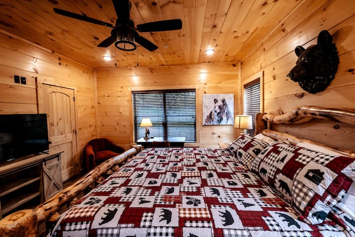 Primárna spálňa je plná priestoru vrátane osiatej postele King, sedacej stoličky, 55-palcovej televízie a písacieho stola, aby ste mohli v prípade potreby urobiť nejakú prácu.