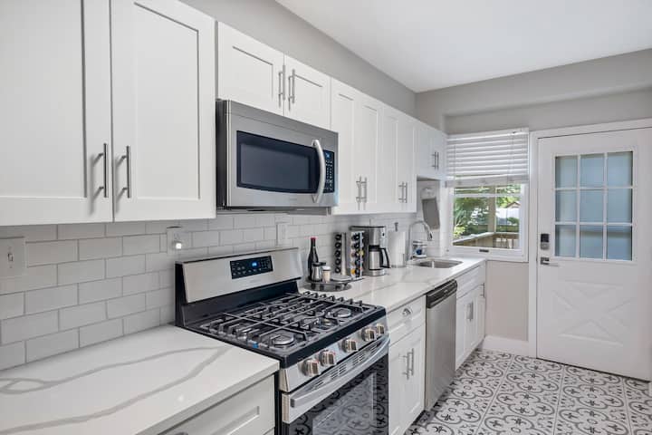 Cozy Sleek 2bd/1ba Near Dogtown. - Kirkwood, MO
