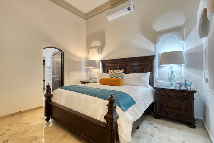 Izba s manželskou posteľou King ~ Prvé poschodie s vlastným vchodom