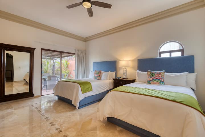 Izba Queen ~ Súkromná terasa, 4 lôžka, šatníková skriňa, vlastná kúpeľňa, prvé poschodie