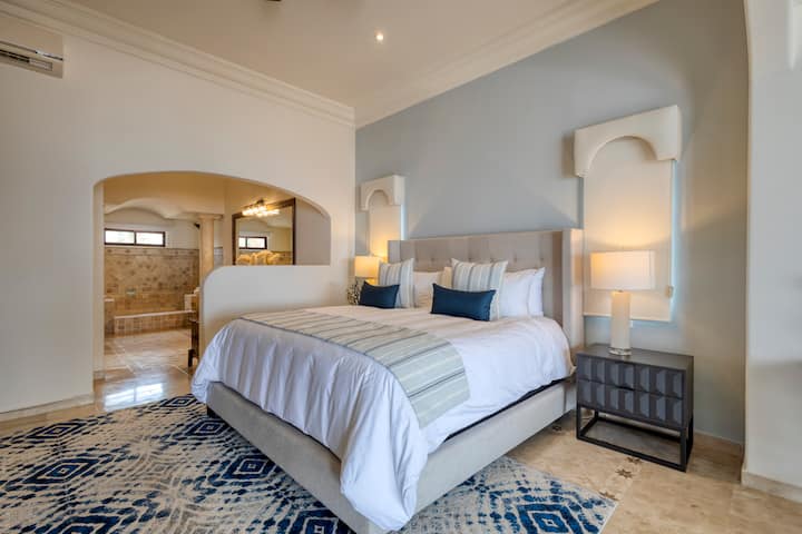 Owners Retreat~ King Bed, Ocean Views, Privacy Curtain