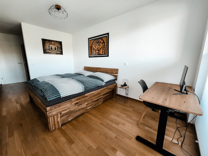 Bedroom
• King size bed (180x200)
• Height-adjustable standing desks •
24 "monitor
• Chair
• Fast WiFi
• Direct access to the open closet
• Access directly to the balcony
• Plissé Indoors
• Electric exterior shutters