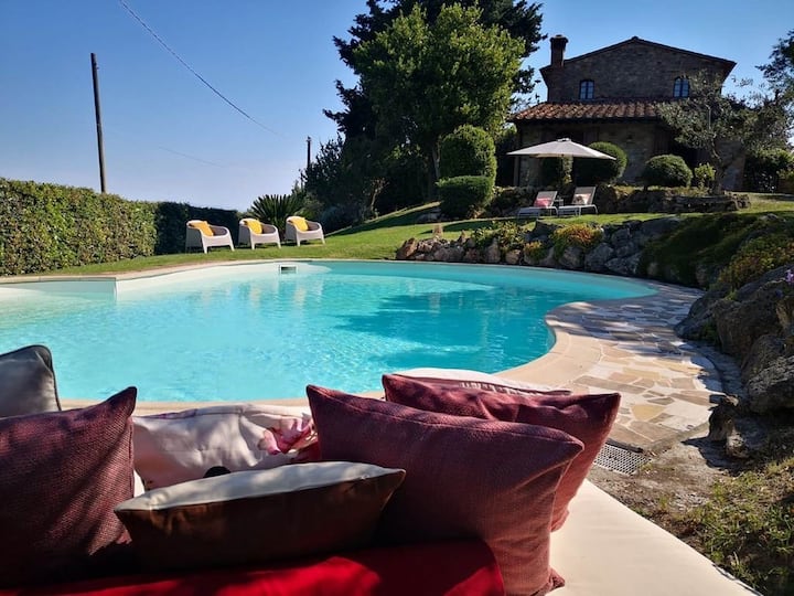 Stunning villa with A/C, pool and large garden