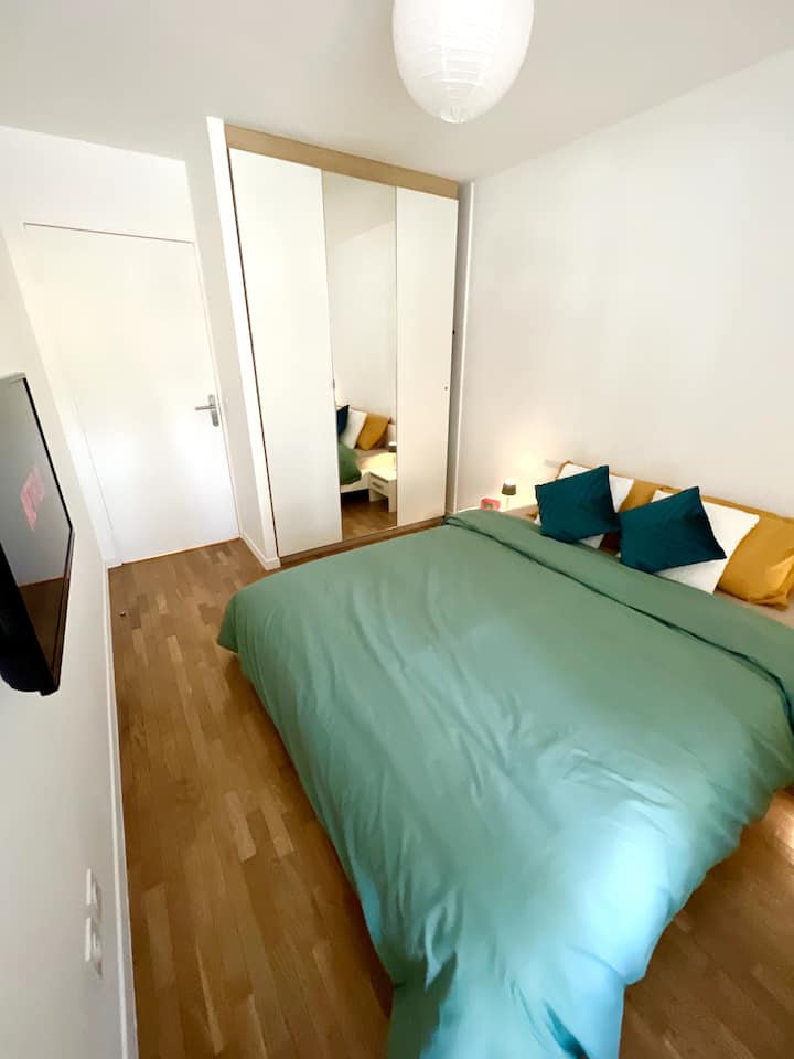 Schlafzimmer #2: sehr warm und hell: großes Doppelbett, mit TV (Netflix, Amazon Prime, Disney +, Youtube...) mit Kleiderschrank. 
(Tagesfoto)