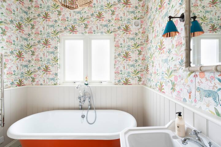 Entire bright spacious house gallery image 5