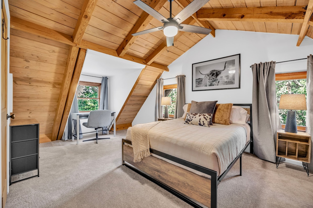 楼上的两间标准双人床卧室之一。 这间卧室还配有专用工作空间，适合需要方便工作的人士。