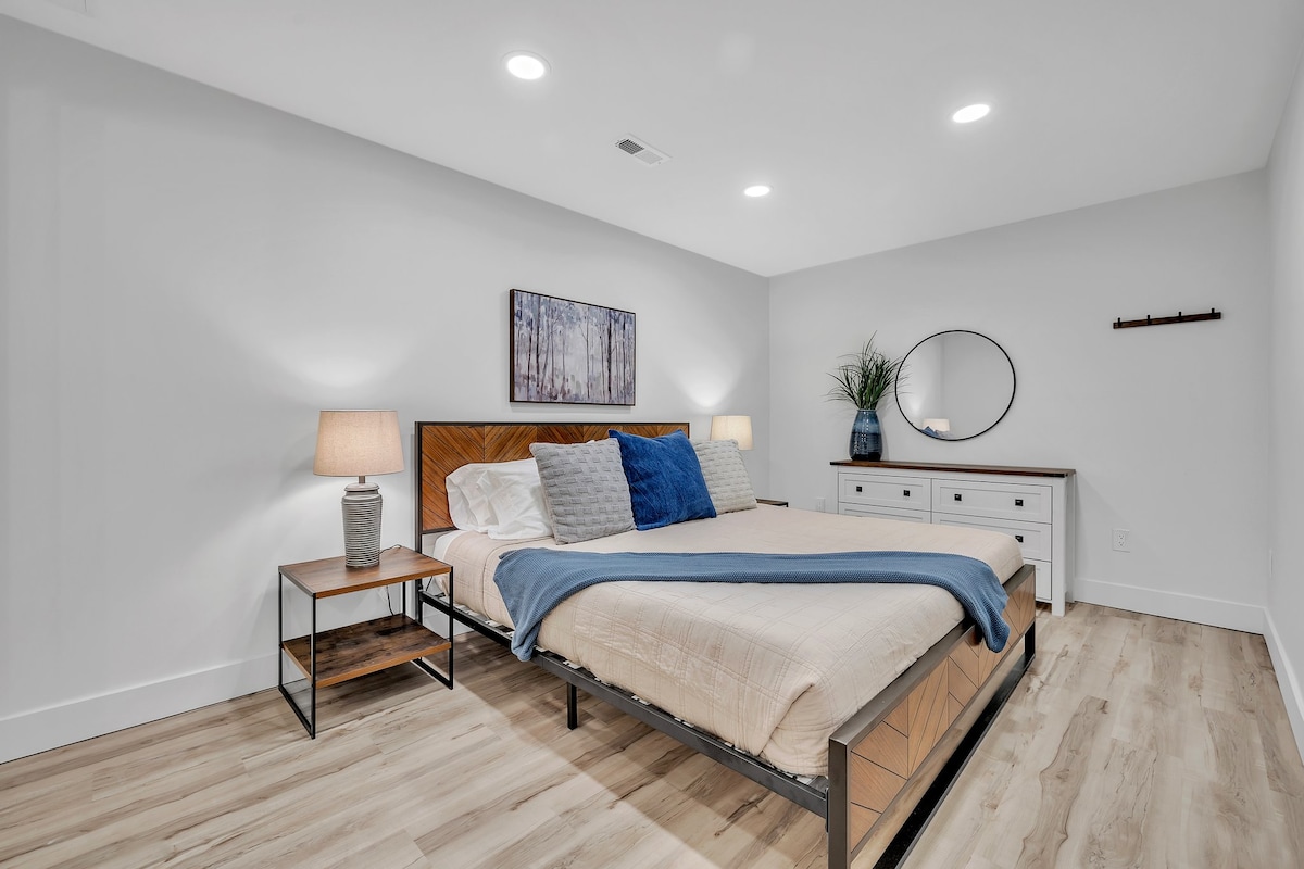 楼下套房包括一张加大双人床，配有独立卫生间。 这间主套房隐蔽，是完美的私人度假胜地。