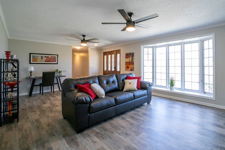 Safe, Comfortable, Convenient, Hot Tub, Fire Pit! - Louisville, KY