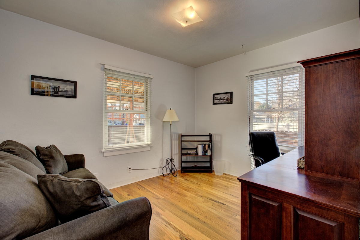 Ეს საძინებელი დაყენებულია ოფისად.  Მას აქვს გასაშლელი დივანი.