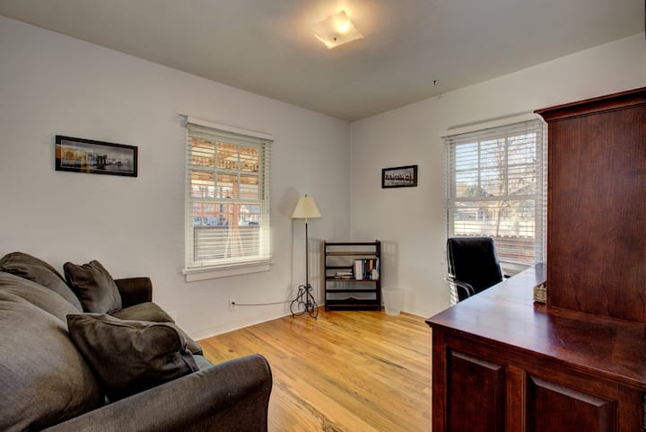 ห้องนอนนี้จัดเป็นห้องทำงาน  มีโซฟาปรับนอนได้