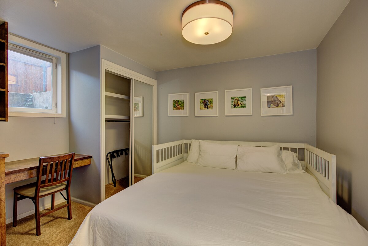 Ამ საწოლს შეუძლია დაიძინოს 2 ორადგილიან საწოლად, ან, სურვილისამებრ, ერთად მოთავსდეს და მოთავსდეს დიდი ზომის საწოლად.