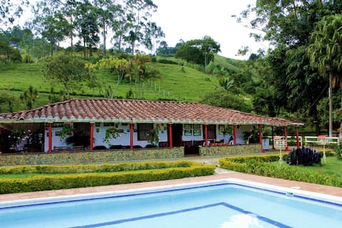 Colonial Family Home Pool & Peaceful Mountain View