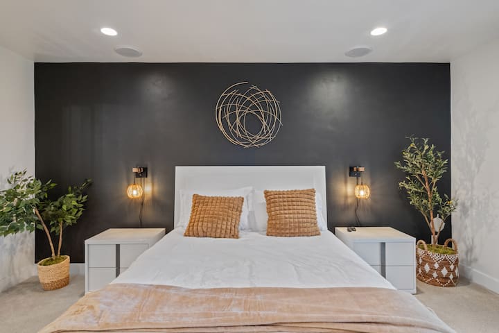 Spacious Seward Park Home for 8! gallery image 2