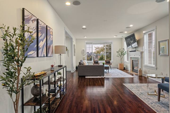 Spacious Seward Park Home for 8! gallery image 5