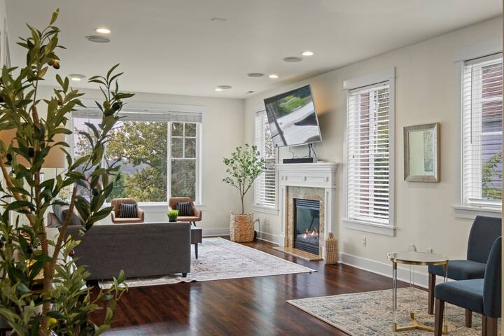 Spacious Seward Park Home for 8! gallery image 4