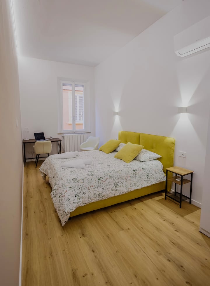 Двойна стая „Жълта
стая“ с просторен килер, комплект кърпи, климатик, работно бюро и ДЕТСКО КРЕВАТЧЕ.
Зарядни устройства USB - B и USB - C от двете страни