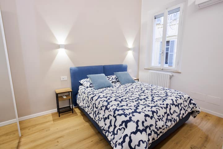 Двойна стая „Синя стая“ с просторен килер, комплект кърпи, климатик.
Зарядни устройства USB - B и USB - C от двете страни