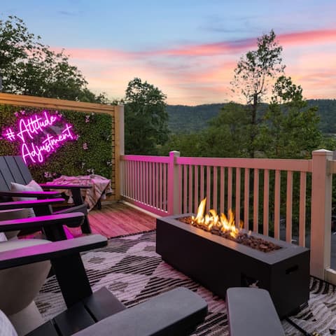 Altitude BnB- NEW* 2 Fire Pits, 2 Arcades, Hot Tub