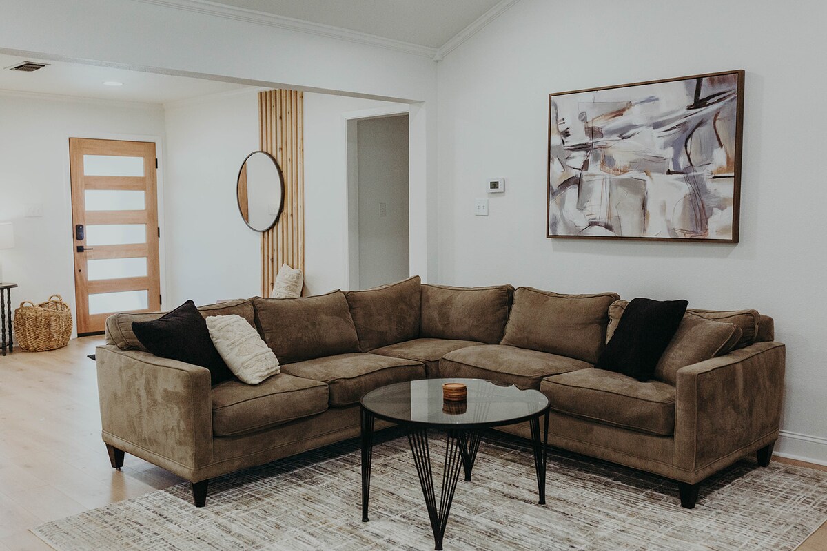 Top Airbnb: Charming Family Home w/ Game Room + Cozy Spaces in Garrison Park
