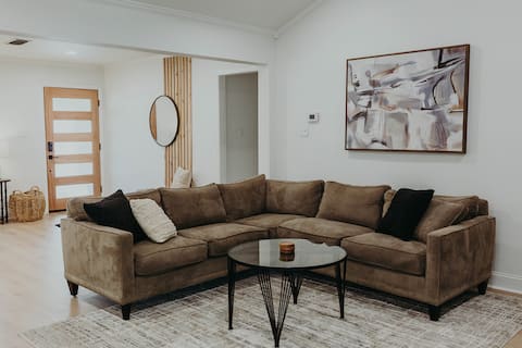 Top Airbnb: Charming Family Home w/ Game Room + Cozy Spaces in Garrison Park