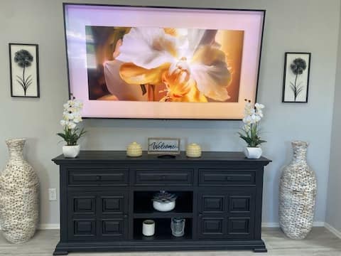 Popular Airbnb listing: Westgate Entertainment District, short walk to fun in Glendale