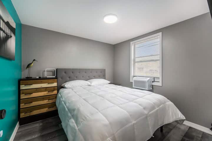 标准双人床，壁柜里有额外的枕头和毯子。 小梳妆台，可存放衣物。  卧室配有空调，让您倍感舒适。
床头柜为电子设备提供USB充电。